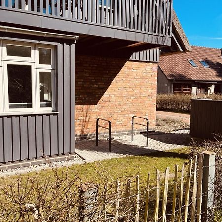 Friesia Urlaub unterm Reetdach fuer 4 Pers Terrasse Garten 2 SZ Born Exterior foto