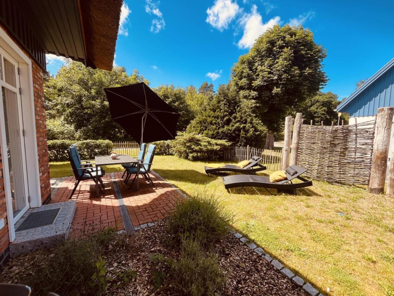 Friesia Urlaub unterm Reetdach fuer 4 Pers Terrasse Garten 2 SZ Born Exterior foto